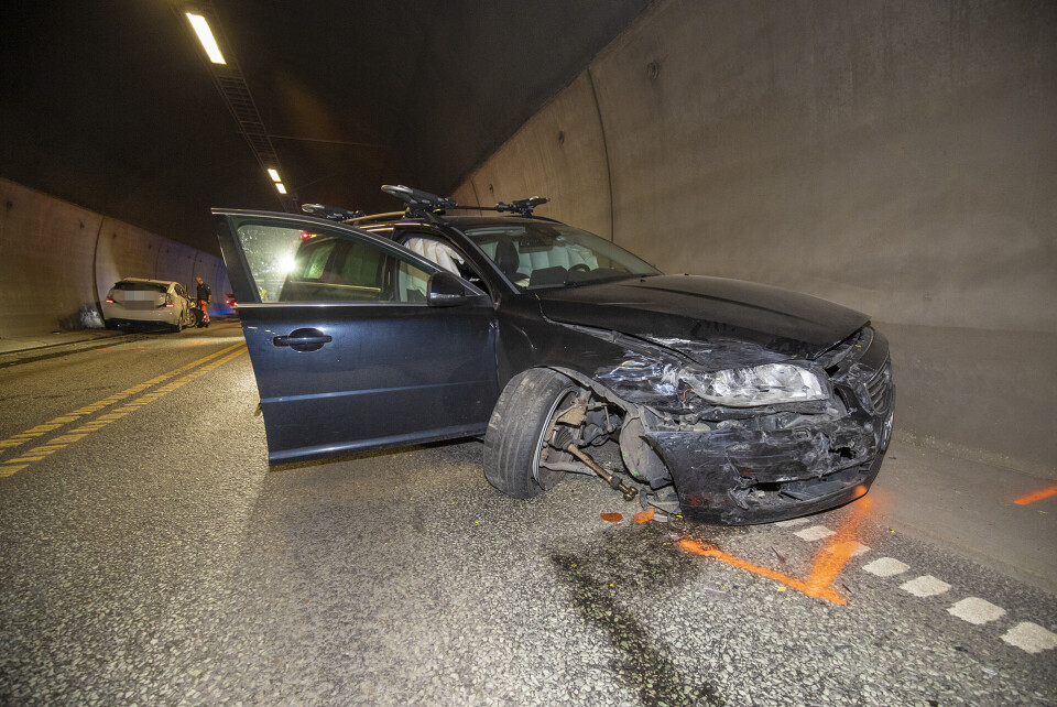 VRAK: En Volvo V70 fikk også omfattende skader. Alle airbagene løste ut, men de ombord skal ikke være fysisk skadd.HARD MEDFART: Verst gikk det utover Toyoyta Priusen.