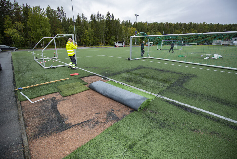 DET VERSTE OMRÅDET: Området foran mål på den ene siden har her blitt erstattet med nytt dekke.
