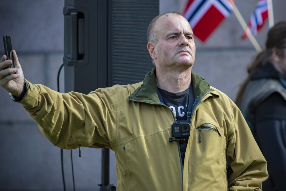 SIAN-LEDER: Lars Thorsen foran under demonstrasjonen foran stortinget for to uker siden vil fortsatt gjennomføre demontrasjonen på Hamar, men altså ikke lenger brenne koranen. (FOTO: ALEXANDER JANSEN / DRM24)