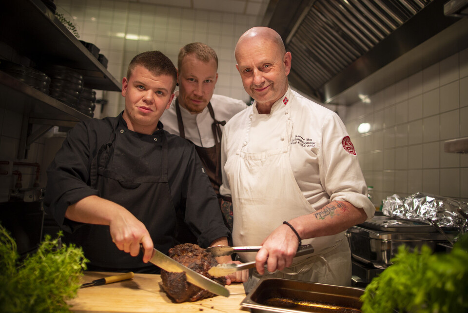 SAKEN ER BIFF: Kjøkkensjef Jan Granneman tilbereder en saftig entrecote med assistanse fra sine to kokker Joakim Størhaug og Ole Martin Fjellheim.