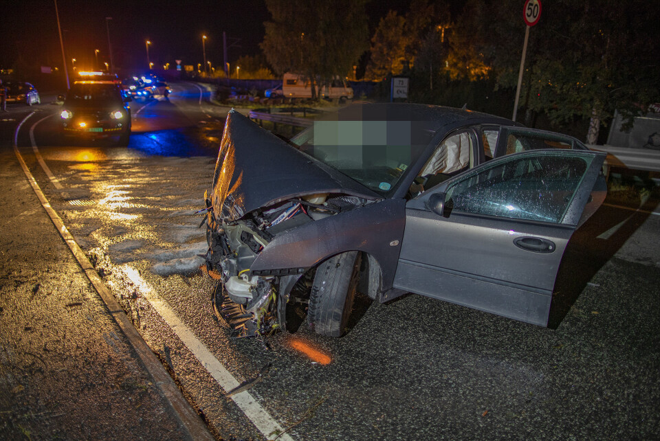 TOTALVRAK: Slik så bilen, en eldre Saab, ut etter utforkjøringen i Drammensveien.
