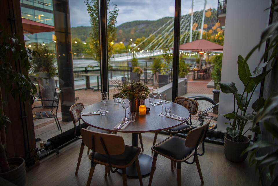 BELIGGENHET: Utsikten er det ingen ting å utsette på fra hjørnebordet i restauranten.