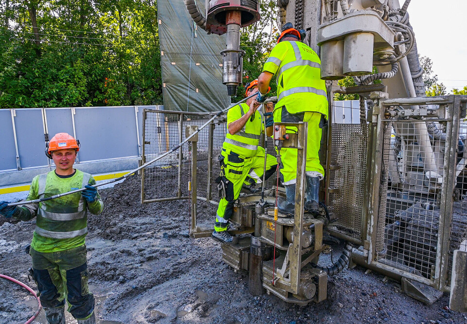 Spesialister og spesialmaskiner sprøter inne sement og omgør sandgrunn til fastmasse.