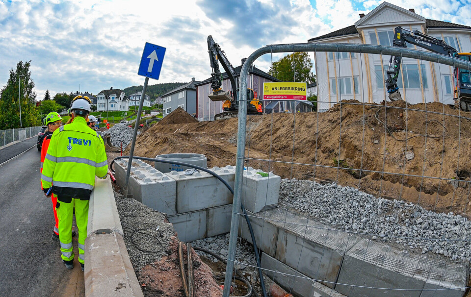 Fra Konnerudgata oppover og inn mot Strømsåsen lages solide fundamenter for maskinparken som bære menn og maskiner i prosessen som nå har startet.