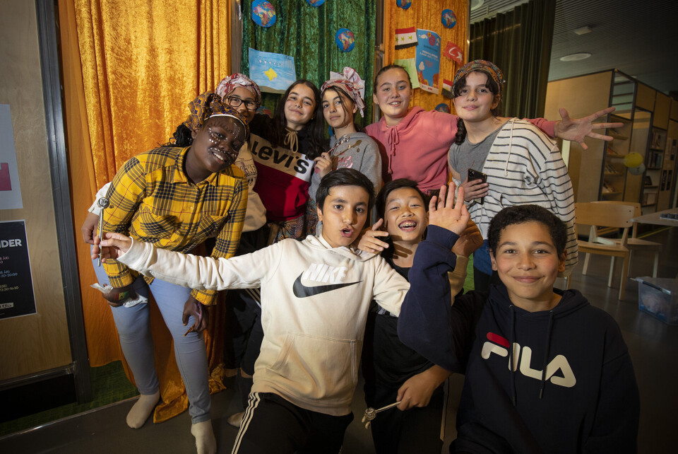 GØY PÅ NEON: 6. og 7.-klassingene Zakiat, Sara, Melissa, Elif, Olta, Arya (bak f.v) og Helan, Jan og Jakob (foran f.v.) var med i dansekonkurranse på Fjell.