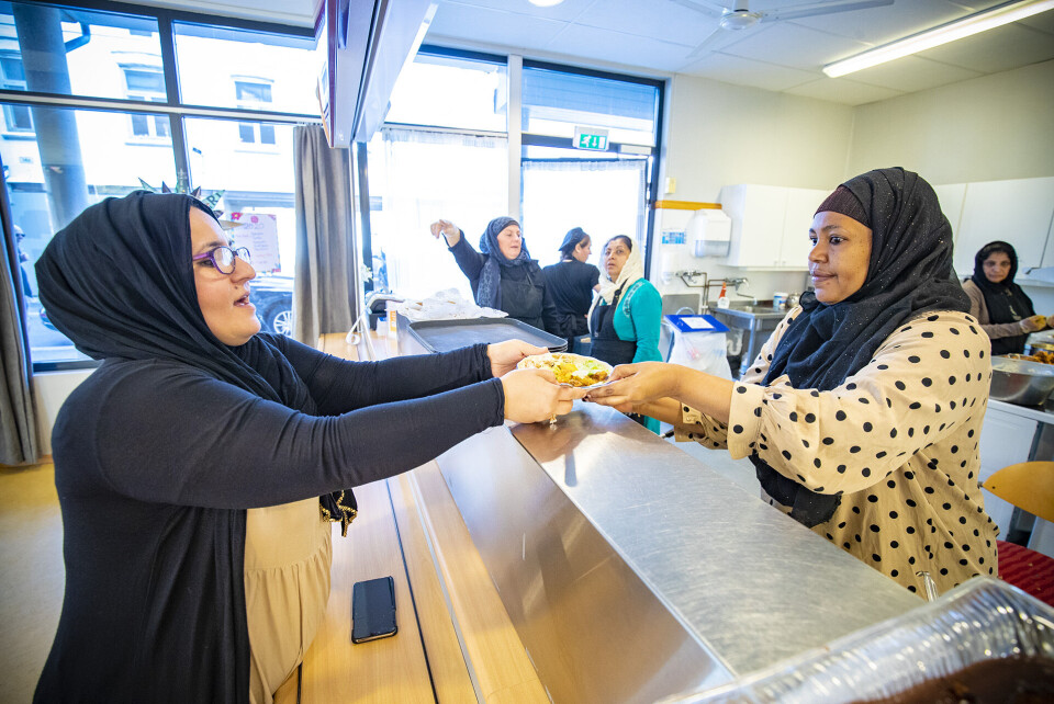 MAT-GLEDE: Midia (f.v.) fra Irak mottar pakistansk mat fra Fadumo (t.h.).