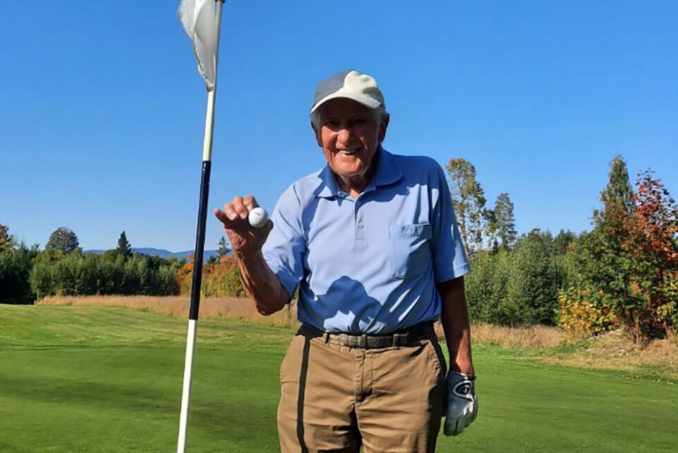 Erik (87) slo til med «hole-in-one» - feiret med champis!