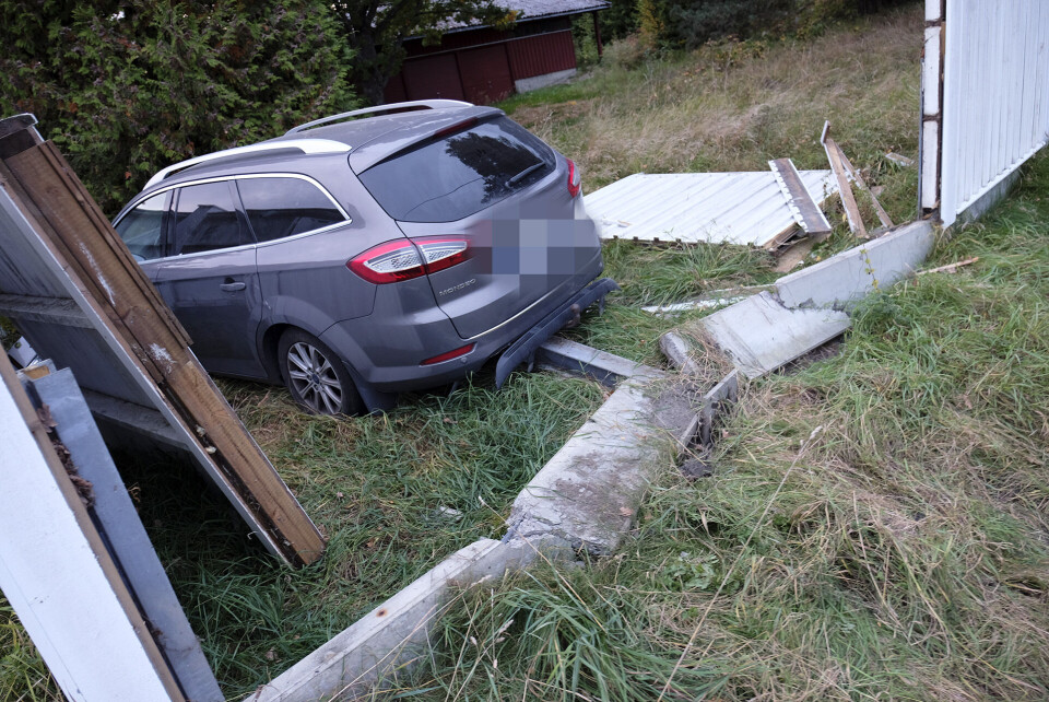 Både bil og omgivelser pådro seg en del materielle skader, men verken føreren eller andre personer som befant seg i nærheten skal ha blitt fysisk skadd.
