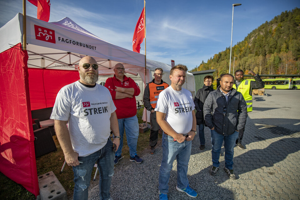Bekkenes har akkurat vært på en runde rundt omkring i distriktet på tilsvarende bussoppstillingsplasser for å se til streikevaktene. Og stemningen er god. I Kobbervikdalen har man rigget seg til med telt, grillpølser og campingstoler.