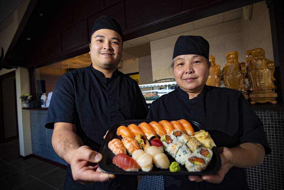 LEKKERT: Phi Hoang Tran (28) og Xuan Thi Thanh Tran (57) står bak ny sushi-satsing på Strømsø.
