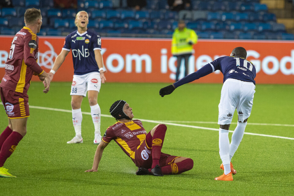 SLØSTE MED SJANSENE: Moses Mawa (byttet inn fra pause) med mislykket skuddforsøk, mens «Salve» gjerne ville hatt pasningen.