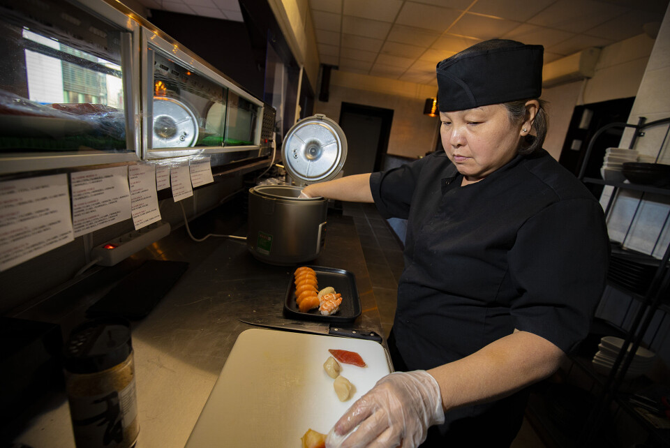 PÅ KJØKKENET: Nytt kjøkken, erfaren kokk. Xuan Thi Thanh Tran (57) svinger sushi-kniven med stødig hånd.