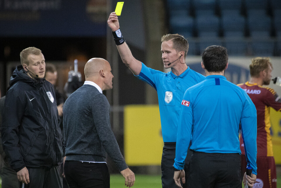GULT KORT: SIF-trener Henrik Pedersen er kjent for å være engasjert på sidelinja, men da det gikk på dommeren løs etter en omdiskutert frisparksituasjon fikk han en reaksjon fra pipeblåseren.