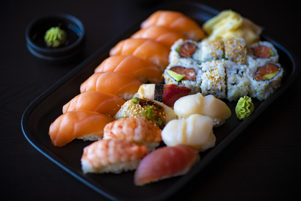 DELIKAT: En anretning sushi bestående av laks, scampi, tunfisk, himachi, rødskjell, kamskjell og lakserull med ingefær.