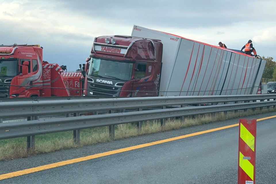 I MIDTRABATTEN: Lastebilen tok med seg en lyktestolpe og ødela omtrent 100 meter autovern.