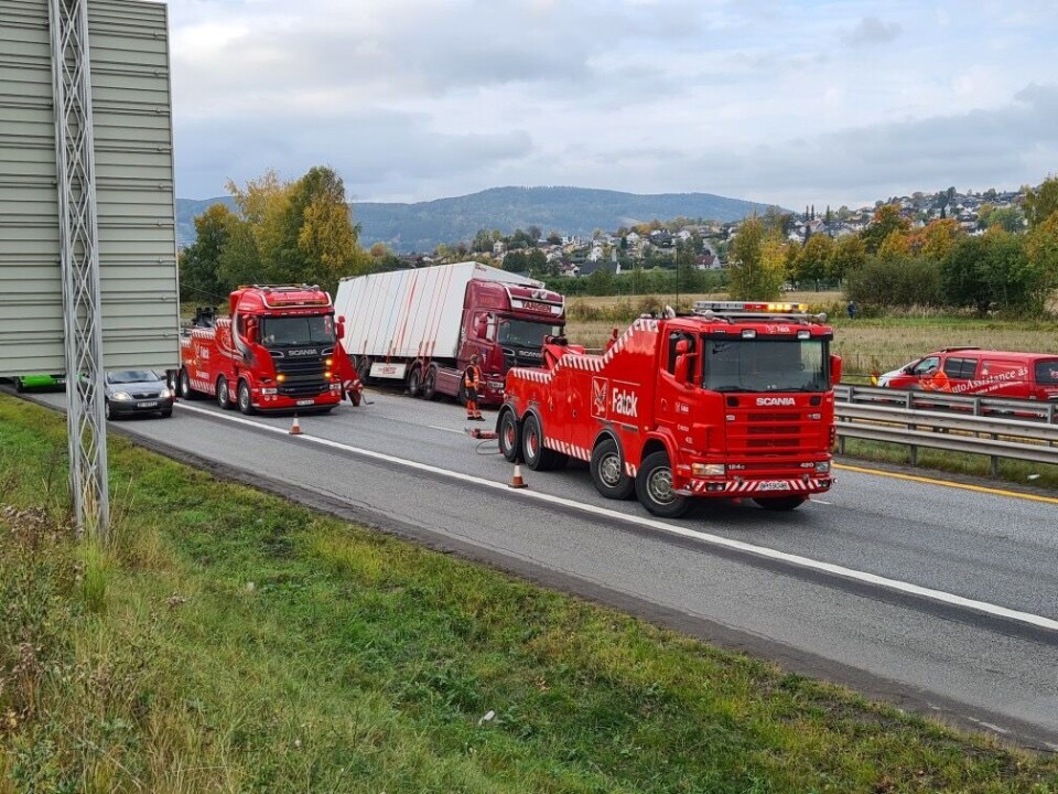 Bergingsjobben av selve lastebilen var også krevende, og først ved 1400-tiden var den trygt oppe på veien igjen og ble fraktet vekk fra stedet.