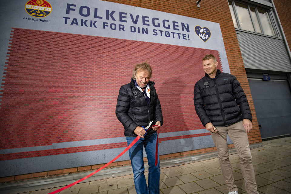 - ET SYMBOL PÅ EKTE KJÆRLIGHET: Det sa «Mr. Strømsgodset» Rune Marthinsen og sportssjef Jostein Flo da snora ble klippet torsdag.