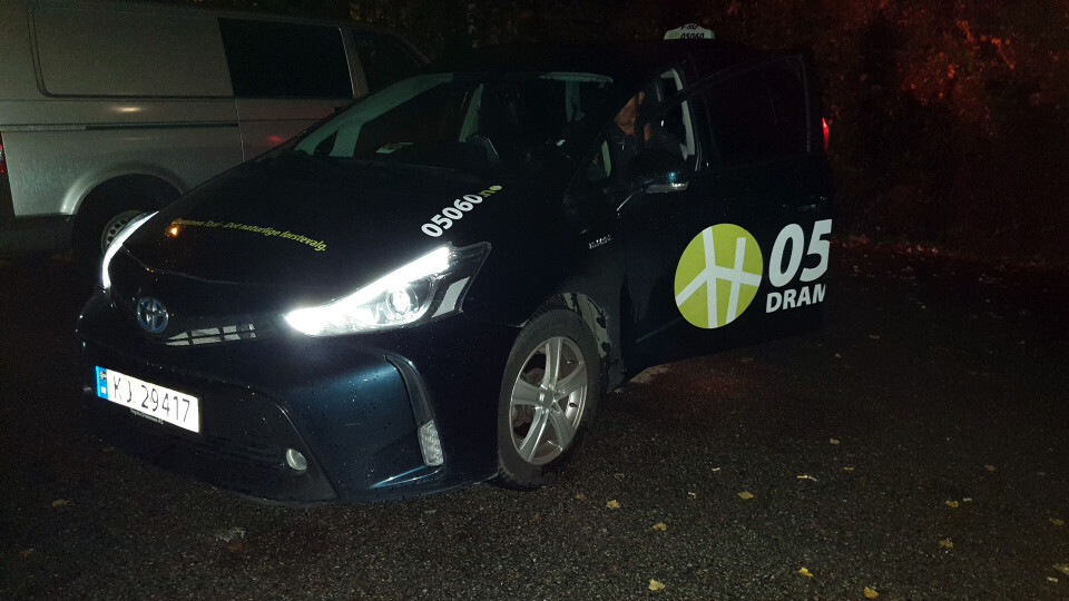 OFFERET: Denne taxien og sjåføren fra Drammen Taxi ble offer for tyveri.