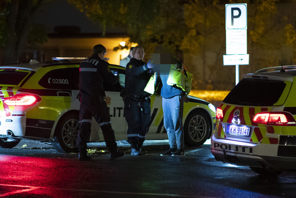 USTØ I GANGLAGET: En av mennene mistenkt for å ha kjørt bilen var i kategorien «full som en dupp», mens de andre to skal også ha vært rimelig påseilet. Her forsøker politiet å få vedkommende til å stå rett nok til å få avfotografert vedkommende.