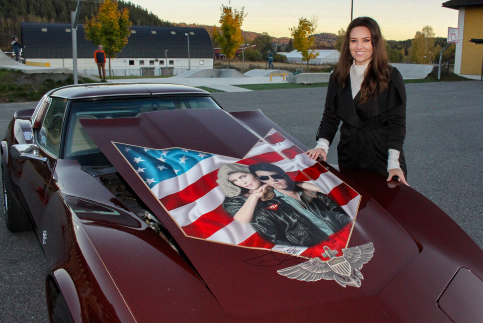 KJENDIS OVER NATTA: Tine Hartz fra Modum med «Top Gun»-motivet hun malte på pappas corvette, og fikk signert av Tom Cruise i september.
