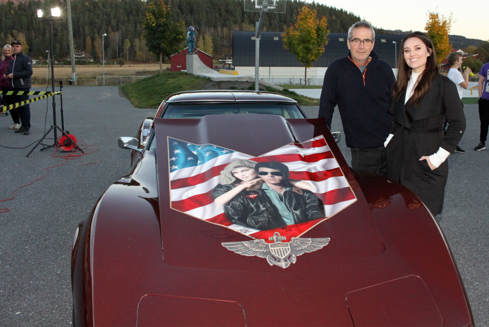 Det er pappa Tor Egil Gravbråten som eier 78-modellen av en Corvette C3 - en bil han kjøpte i 2011. Datteren Tine er kunstneren bak dette maleriet som er gjort med den minste sprøytepistolen som finnes.