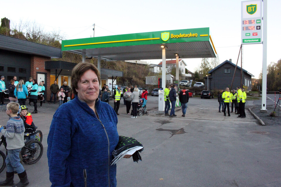 BENSIN-BODIL: Bodil Hvamstad er daglig leder av Bondetanken, i Skotselv og kunne i går starte salget for alvor med ny prismast på plass og ekstra lave priser på drivstoffet denne dagen.
