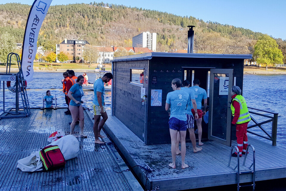 STOD IKKE PÅ INNSATSEN: Fellesverket i Drammen hoppet i ælva for å slake blest om innsamlingen. Her vel overstått.