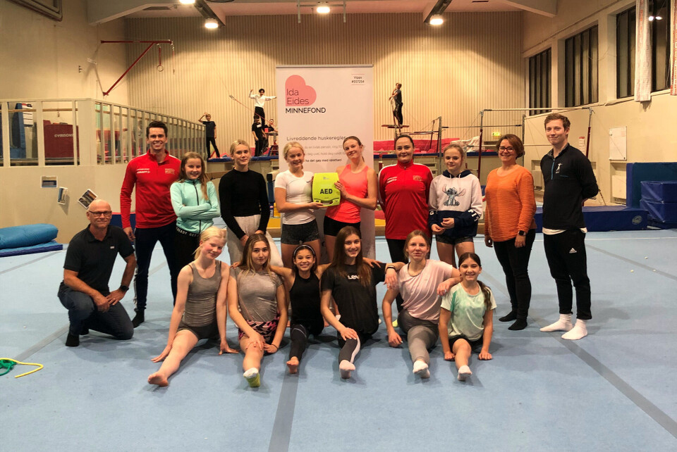 Drammen Turnforening, Mjøndalen IF skigruppe og Konnerud Idrettslag fikk utdelt hjertestartere i turnhallen i Drammen onsdag.