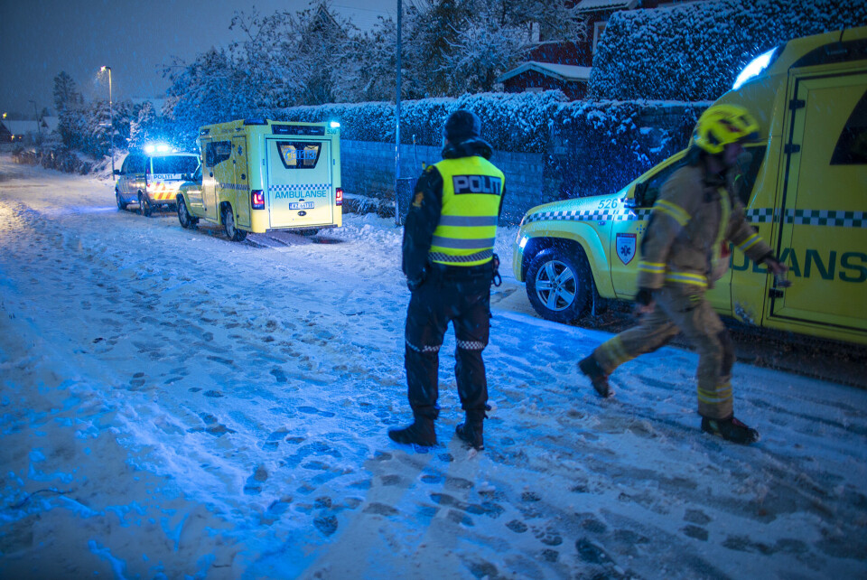 SJEKKET AV AMBULANSE: De involverte personene fikk en tur i ambulansen hvor de ble sjekket ut. En av førerne ble kjørt legevakt for sjekk.