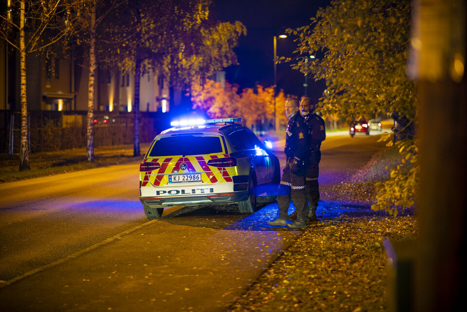 SNAKKET MED UNGDOMMENE: Politiet i samtale med en gruppe ungdommer på stedet.