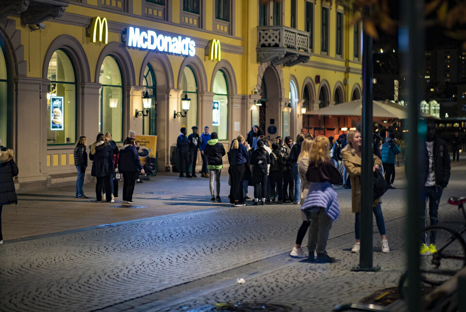 MANGE UNGE I SENTRUM: Det ankom store mengder ungdommer sentrum ved 20.00-tiden med blant annet buss. Mange samlet seg i området ved McDonalds, og en del løp også inn på Magasinet like før stengetid.