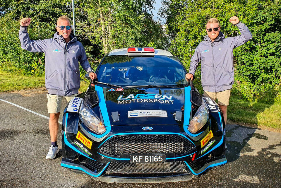 TILBAKE I TOPPEN: Frank Tore Larsen og Torstein Eriksen etter NM-seier i asfaltrally i Rally Grimstad tidligere i år, her med sin gamle Ford Fiesta R5. (FOTO: PRIVAT)
