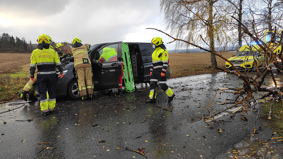 SATT FASTKLEMT: Her jobber nødetatene med frigjøring.