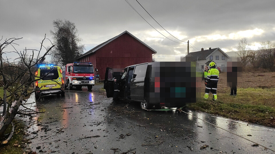 Etter hva DRM24 får opplyst fra stedet skal bilen ha kommet kjørende da et råttent tre ble tatt av vinden og traff bilen i fronten.Det skal være passasjeren i bilen som ble fastklemt, mens sjåføren skal være uskadd.