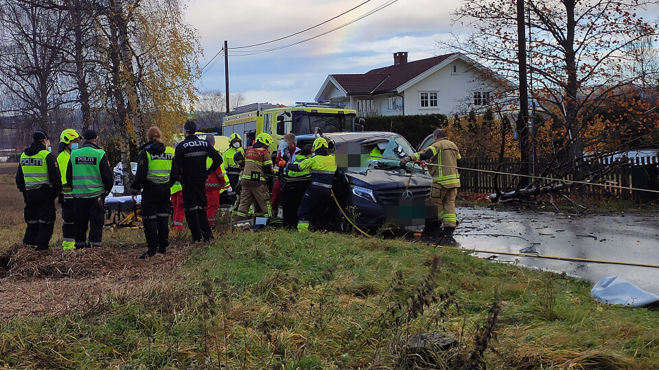 Loesdalsveien, også kjent som gamleveien mellom Hokksund og Mjøndalen, ble midlertidig helt stengt på stedet etter ulykken.