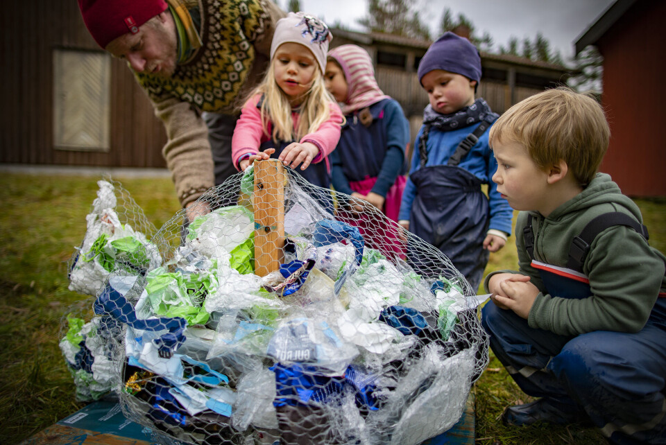 SMÅ MILJØHELTER: Frida (4), Aurora Anabell (4), Ola (3) og Mathias (4) har vært med å plukke plast i skogen rundt barnehagen.
