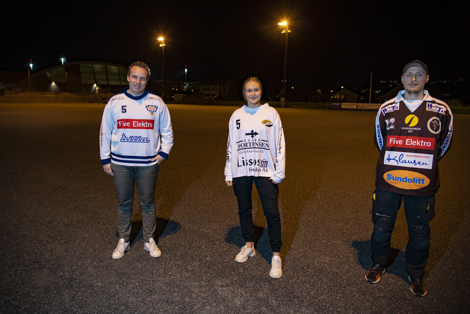 VENTER PÅ IS: Kaptein Per Torolf Løstegård fra Drammen Bandy, kaptein Johanne Eystø fra damelaget til SSK og kaptein Christoffer Askheim fra MIF.
