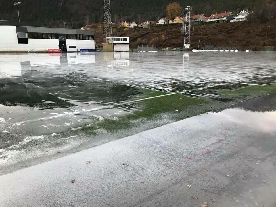 VÅTT: Slik så det ut på Solbergbanen mandag. (FOTO: SOLBERG BANDY)