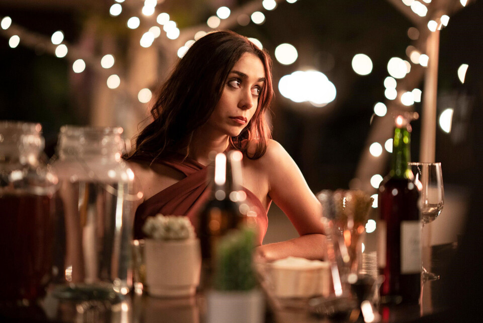 ALENETID: Cristin Milioti, kjent som piken med den gule paraply fra «How I met your Mother», spiller den frisinnede Sarah.