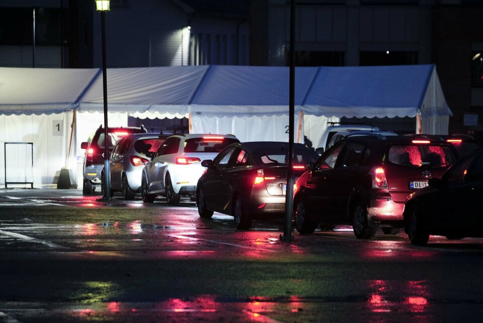 TESTKØ: Det er lange køer for «drive-in-testing» nesten døgnet rundt ved fylkeshuset i Drammen.
