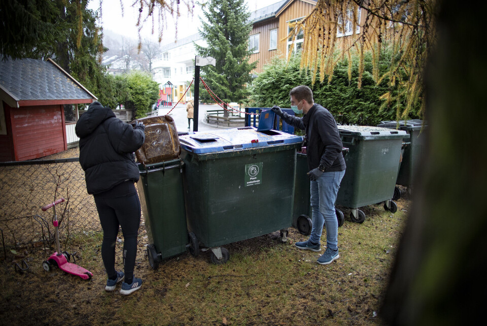 FINKJEMMET OMRÅDET: Krimteknikere lette blant annet i søppeldunkene rundt drapsåstedet.