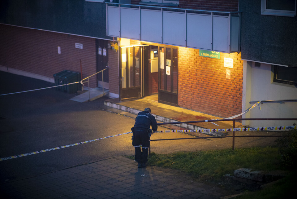 SPERRET AV: Politiet har sperret av området rundt en av blokkene på Fjell tidlig lørdag morgen.