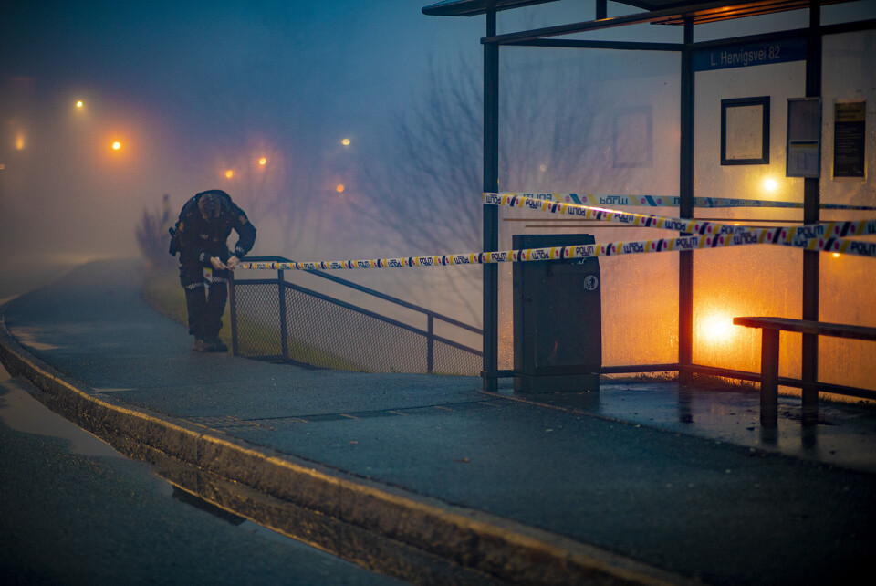 Krimteknikere fra politiet jobber i morgentimene lørdag med sporsikring. Lørdag formiddag opplyser politiet at de ønsker tips fra vitner eller andre som kan ha informasjon om hendelsen, på telefon 02800.TEKNISKE UNDERSØKELSER: Politiet jobber i og utenfor blokka med å sikre spor.
