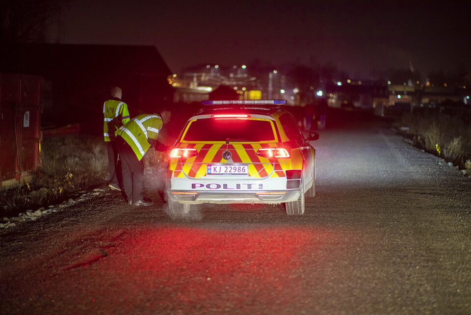 SØKTE: Politiet snakker her med ansatte i VY.