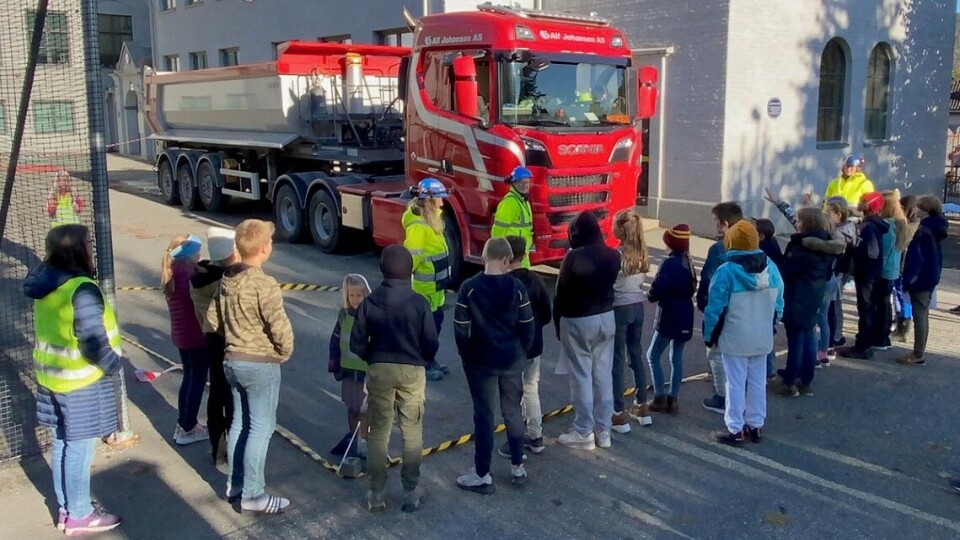 TUNGTRANSPORT I SKOLEGÅRDEN: Folk som til daglig bygger tunnel, og sjåførene de deler skolevei med har vært på besøk med viktig budskap til skolebarna ved Danvik og Gulskogen skole.
