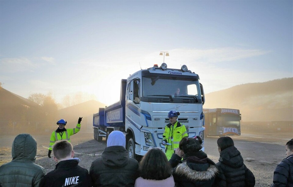 Nabokontakt Randi Rismyhr og Torstein Dahle, som leder trafikksikkerhetsgruppa til Bane NOR i Drammen, forklarer her om blindsonene som er rundt lastebilen til Kai Petter.