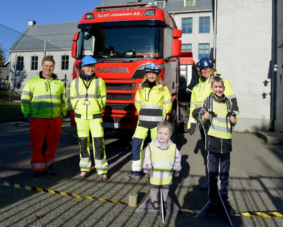 Sjåføren Vemund står klar ved Danvik skole sammen med Bane NORs Marie Rekve, Randi Rismyhr og Ellen Quist Hennom.