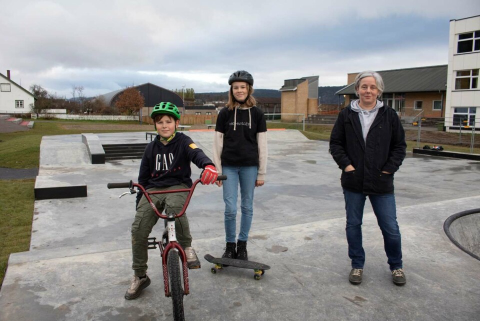 Emil Tandberg, Thea Myrvik og Tale Sunniva Henriksen er veldig fornøyde med det flott skateanlegget.