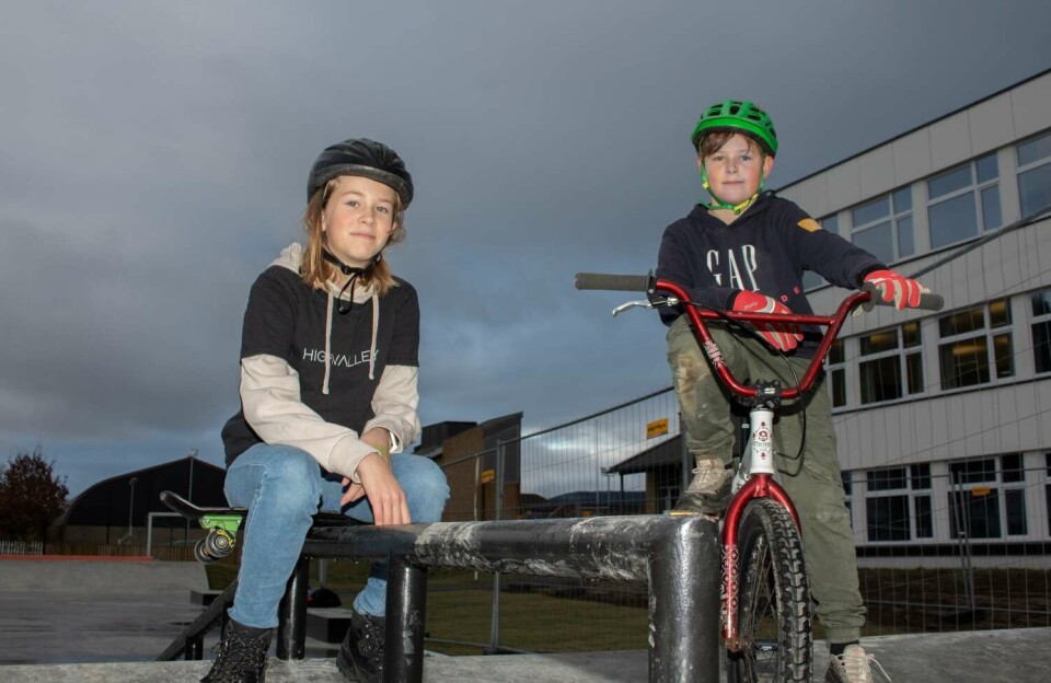 Thea Myrvik og Emil Tandberg besøker skateparken på fritiden.