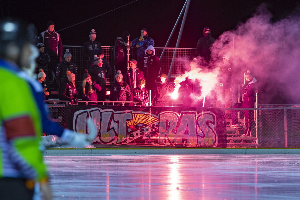«SSK ULTRAS»: De få fremmøtte tilskuerne som fikk lov å slippe inn på tribunen ihht. corona-restriksjonene, lager så mye lyd og lys de kan.Eirik Bø Johnsen og resten av SSK-gutta måtte imidlertid se seg slått av Drammen Bandy, som hadde et godt tak på kampen.
